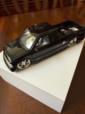 2002 Jada Toys Dub City Chevrolet S-10 Xtreme car truck model Black die cast